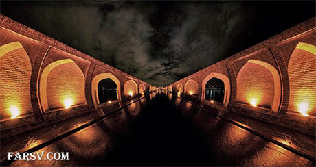 سی و سه پل اصفهان در شب بارانی