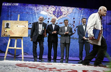 حرکت جالب و خنده دار اکبر عبدی مقابل احمدی نژاد + تصاویر حرکت طنز اکبر عبدی مقابل احمدی نژاد