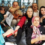 عکس تجمع هنرمندان مقابل خانه سینما