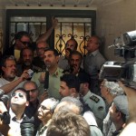 عکس تجمع هنرمندان مقابل خانه سینما