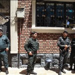 عکس تجمع هنرمندان مقابل خانه سینما