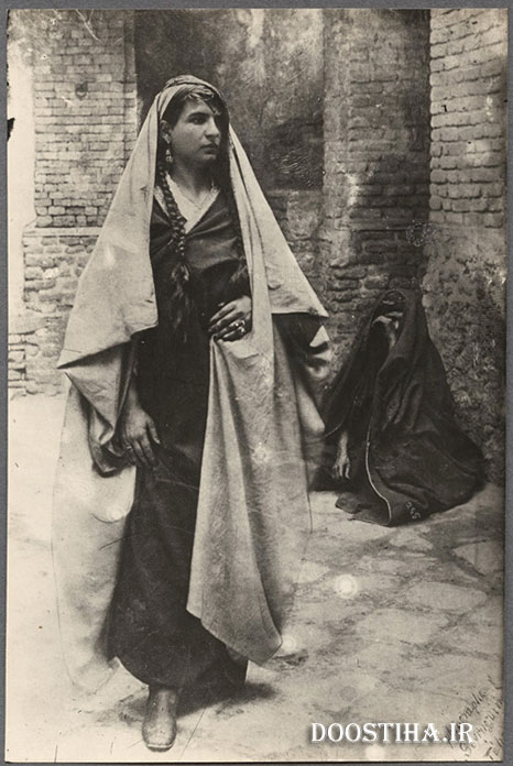 سیمای یک زن با لباس سنتی در عصر قاجار