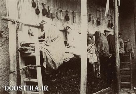زنان و دختران در پشت یک دار قالی