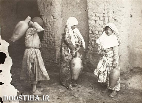 دو زن رهگذر با کوزه آب